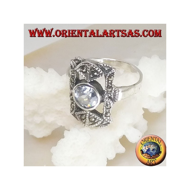 Bague en argent avec zircon céleste rond dans un rectangle perforé avec marcassites