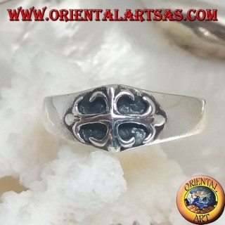 Anello in argento con croce a giglio (simbolo delle dinastie francesi) in altorilievo