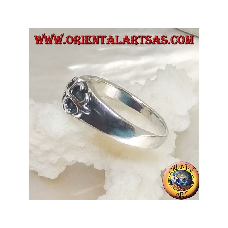 Anello in argento con croce a giglio (simbolo delle dinastie francesi) in altorilievo