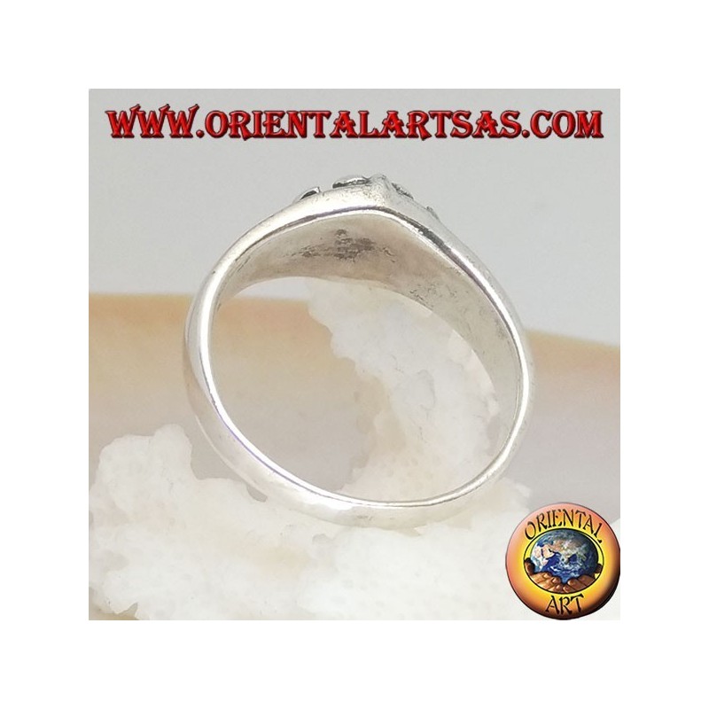 Anillo de plata con cruz de lirio (símbolo de las dinastías francesas) en alto relieve