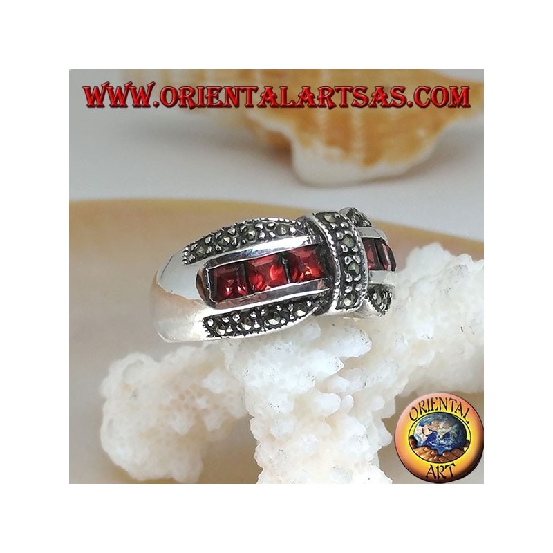 Anillo de papillon plateado con una hilera de granates cuadrados y marcasitas en contorno