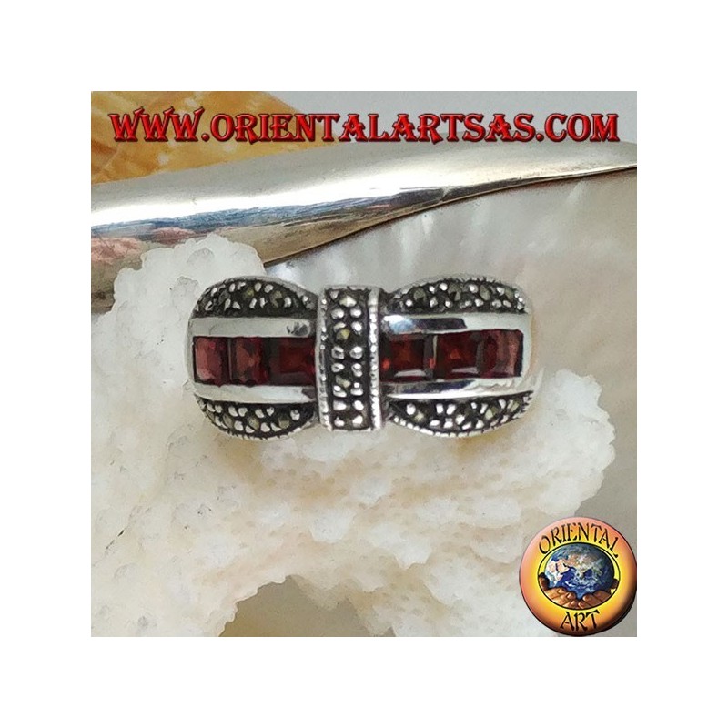 Noeud papillon en argent avec une rangée de garnitures carrées en grenat et marcassite