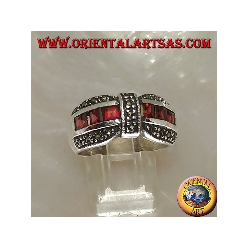 Anillo de papillon plateado con una hilera de granates cuadrados y marcasitas en contorno