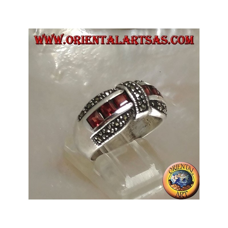 Anillo de papillon plateado con una hilera de granates cuadrados y marcasitas en contorno