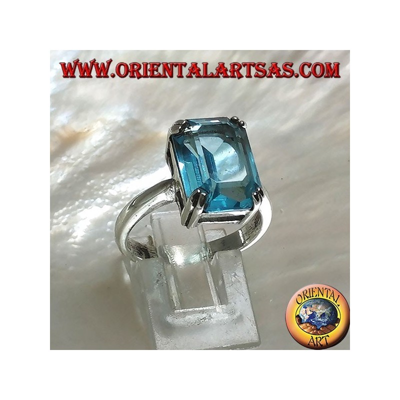 Anello in argento con topazio azzurro rettangolare incastonato da montatura a griffe