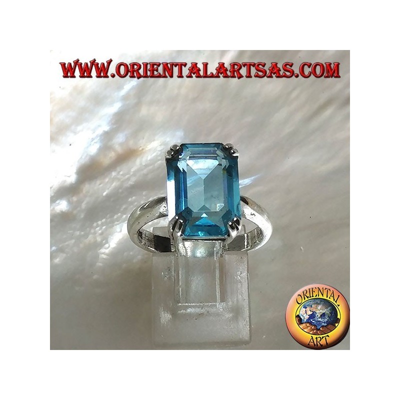 Bague en argent avec topaze bleue rectangulaire sertie d'une griffe