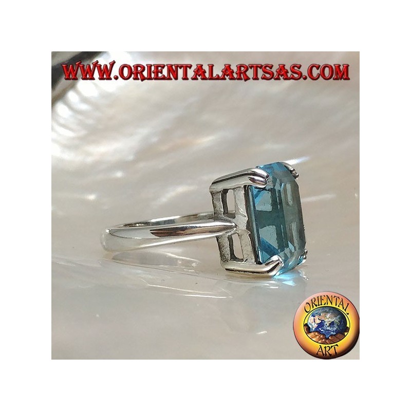 Anillo de plata con topacio azul rectangular engastado con una garra