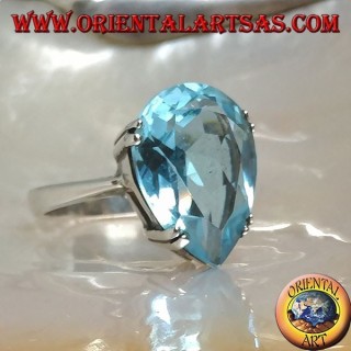 Anello in argento con topazio azzurro grande a goccia incastonato da montatura a griffe