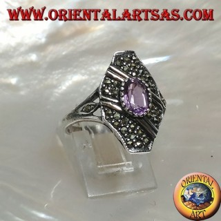 Anello in argento con ametista naturale ovale su montatura ottagonale tempestata di marcassite e due file oblique