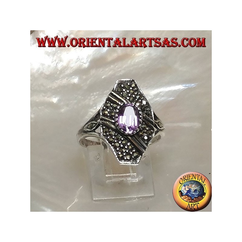 Bague en argent avec améthyste naturelle ovale sur une monture octogonale parsemée de marcassite et de deux rangs obliques