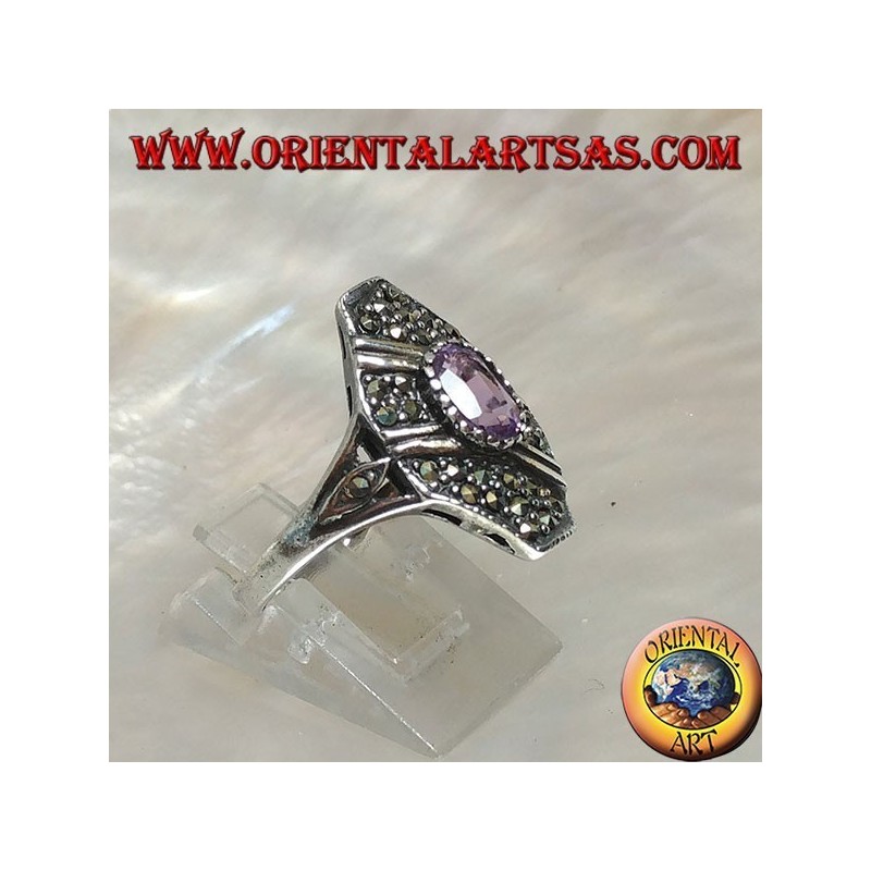 Anello in argento con ametista naturale ovale su montatura ottagonale tempestata di marcassite e due file oblique