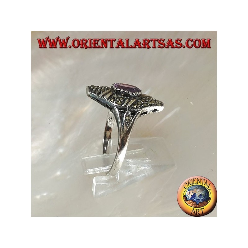 Anillo de plata con amatista natural ovalada en un marco octogonal tachonado con marcasita y dos filas oblicuas
