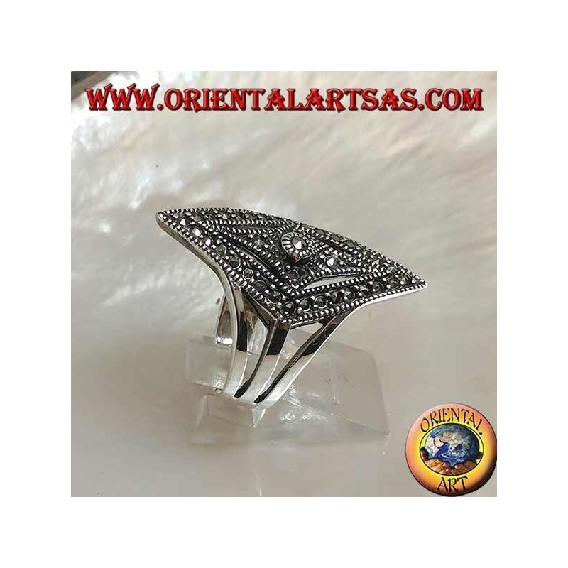 Bague en argent en forme de losange parsemée de marcassites