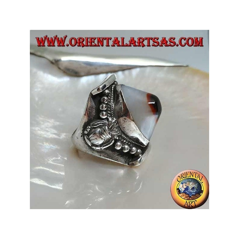 Anillo plateado ovalado que sobresale en dos tonos con ojo de ágata Shiva en configuración nepalí