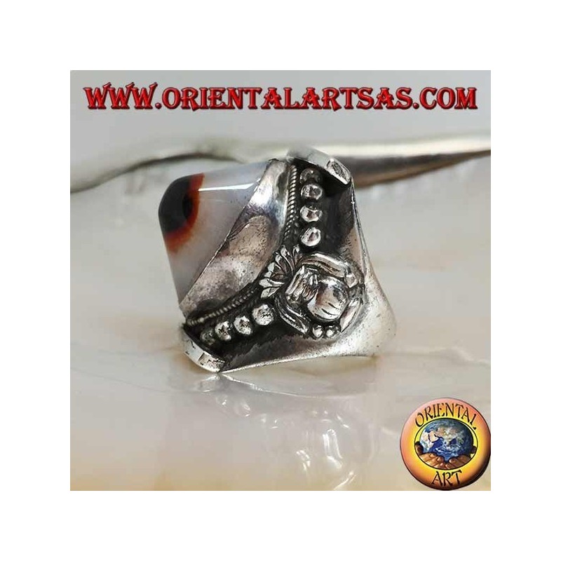 Anello in argento con agata occhio di Shiva sporgente ovale bicolore su montatura nepalese