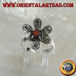 Silberring in Form einer Blume "Stern von Bethlehem" mit rundem Naturgranat und Markasit
