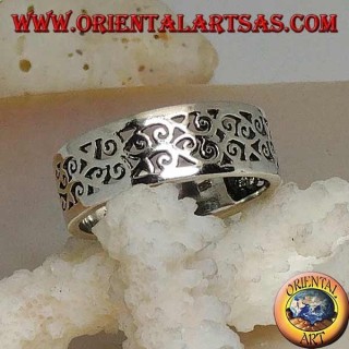 Silver ring with floral fretwork design