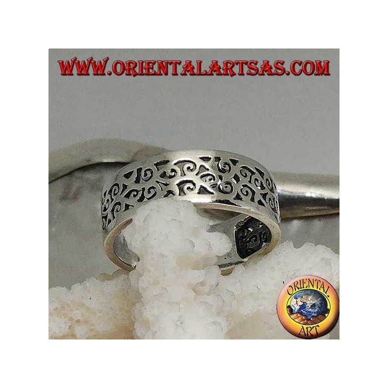 Anello in argento a fedina con motivo floreale realizzato a traforo