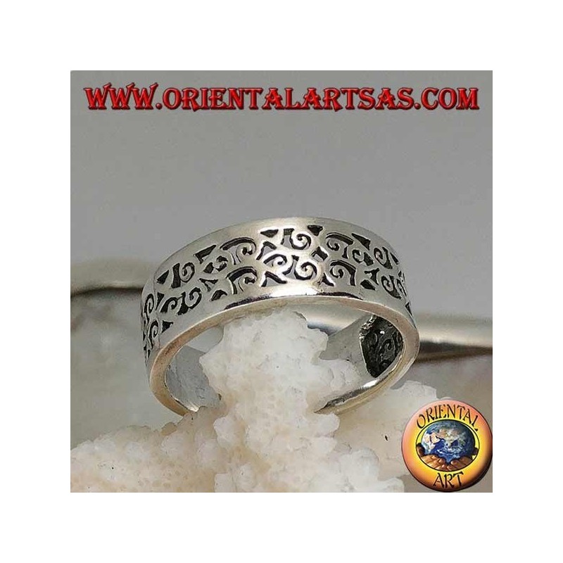 Anillo de plata con diseño floral calado