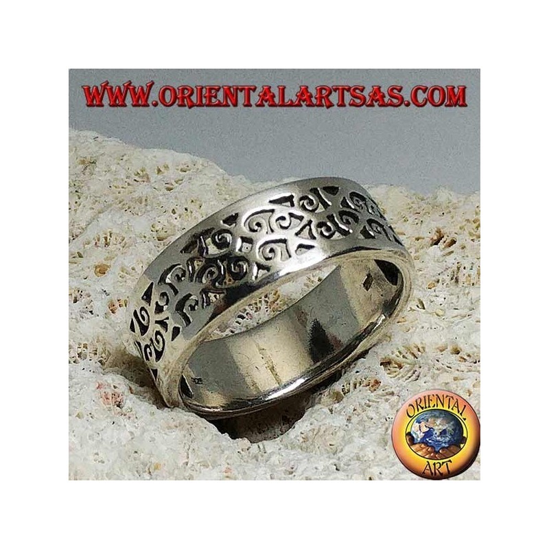 Anillo de plata con diseño floral calado