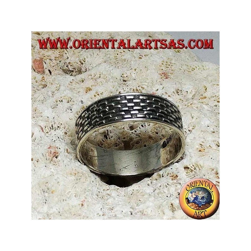 Anello in argento a fedina con inciso in bassorilievo rettangolini a scacchiera