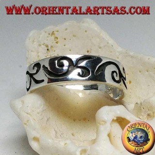 Silver ring with engraved curvilinear motif