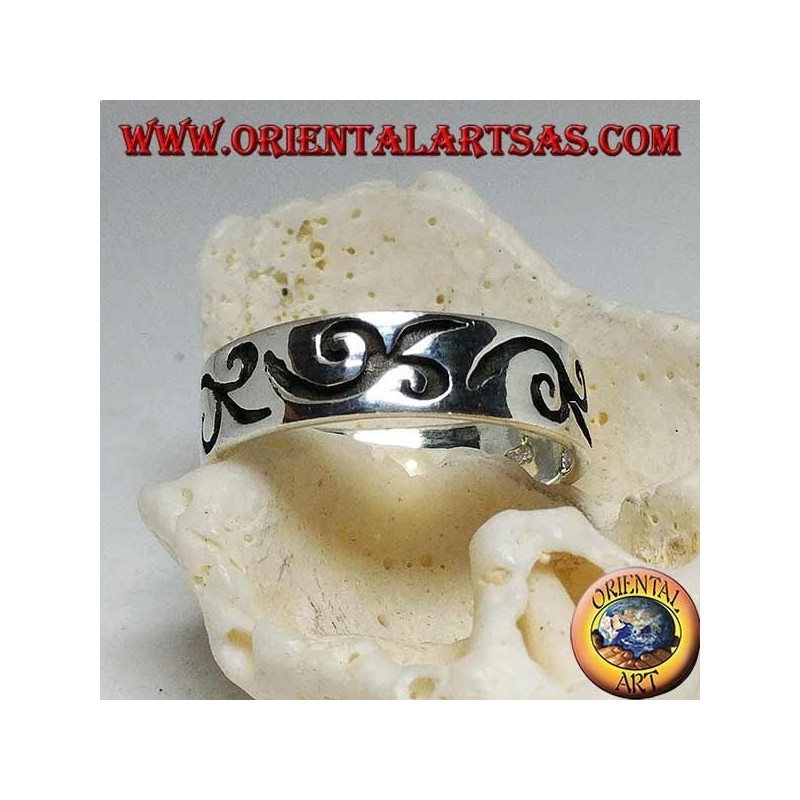Bague en argent avec motif curviligne gravé