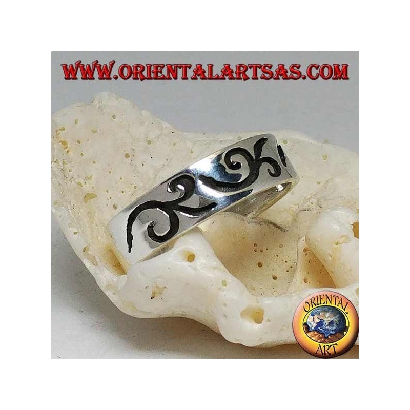 Silver ring with engraved curvilinear motif