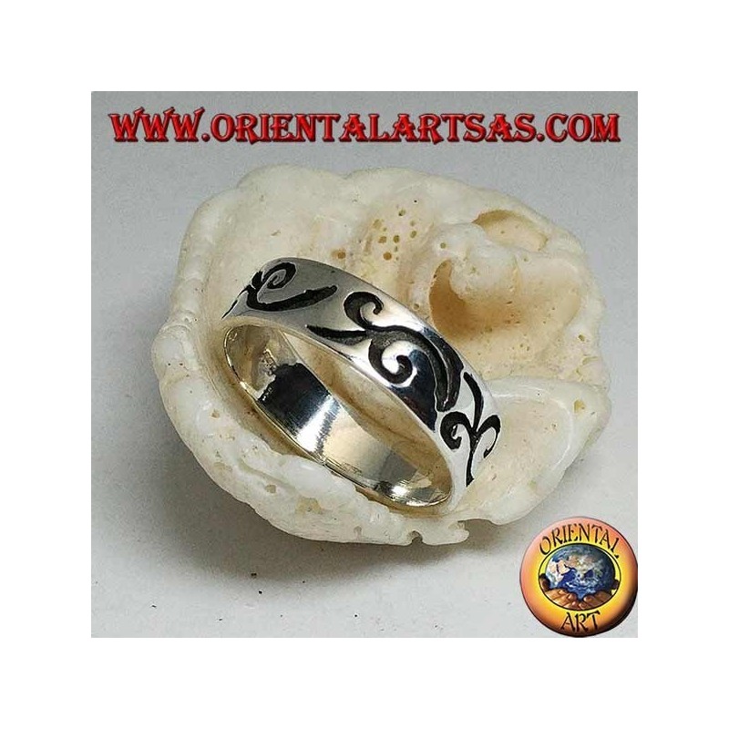 Anillo de plata con motivo curvilíneo grabado