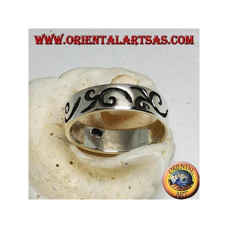 Anillo de plata con motivo curvilíneo grabado