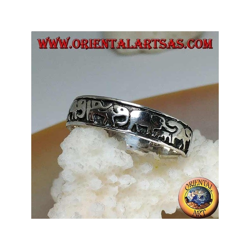 Anello in argento a fedina con elefanti in fila in altorilievo