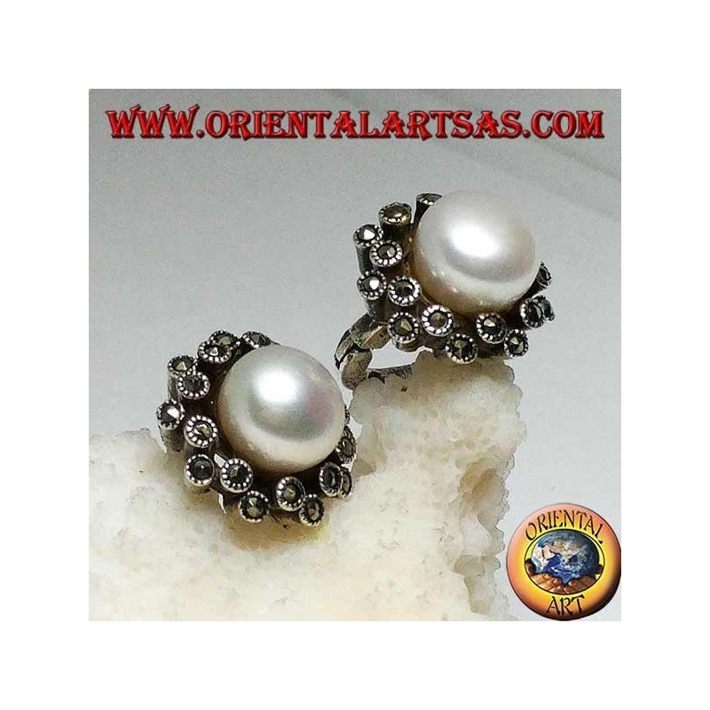 Orecchini in argento a chiusura a leva con perla d'acqua dolce contornata da due linee alternate di marcassite