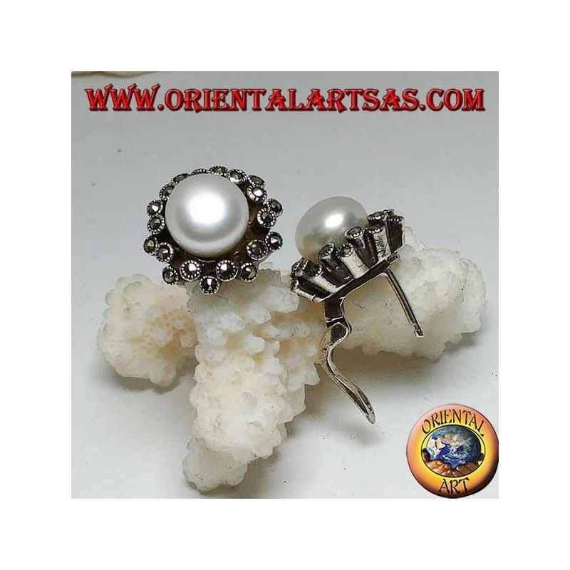 Orecchini in argento a chiusura a leva con perla d'acqua dolce contornata da due linee alternate di marcassite