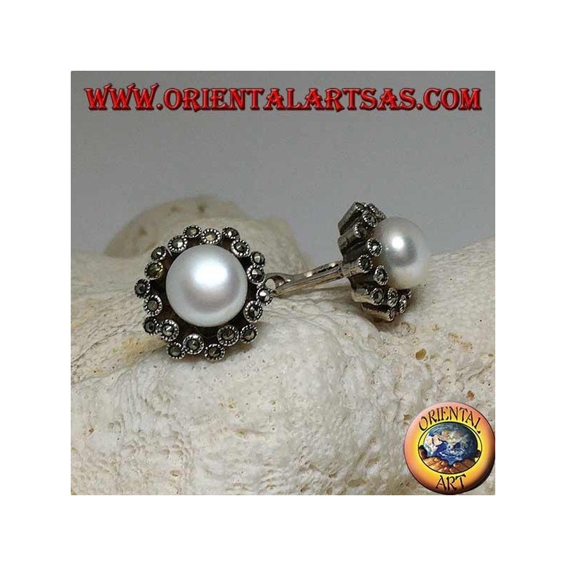 Boucles d'oreilles à levier en argent avec perle d'eau douce entourées de deux lignes alternées de marcassite