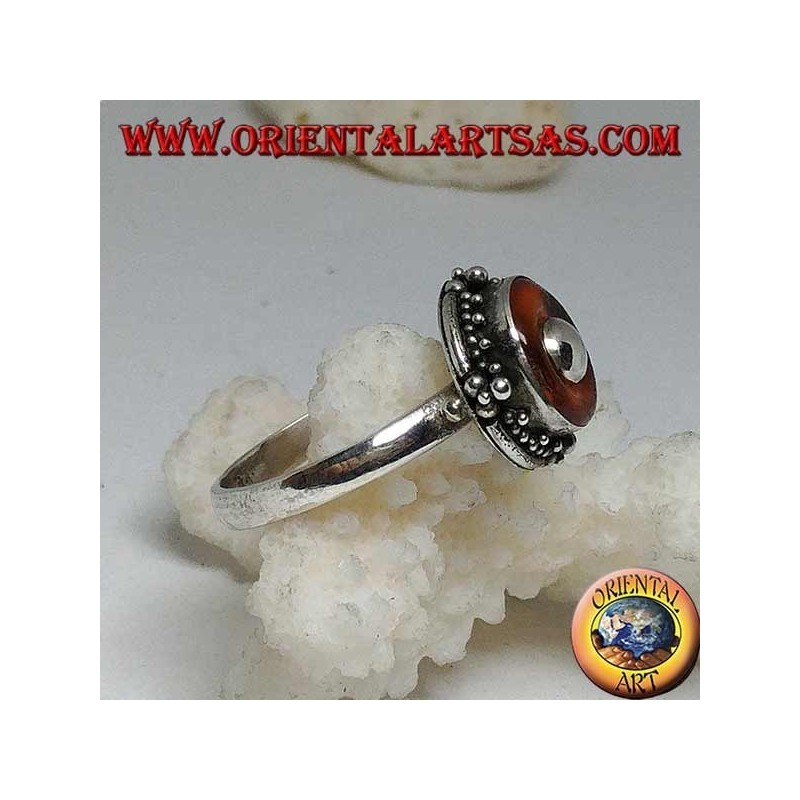 Anillo de plata con disco de ámbar natural y bola central.
