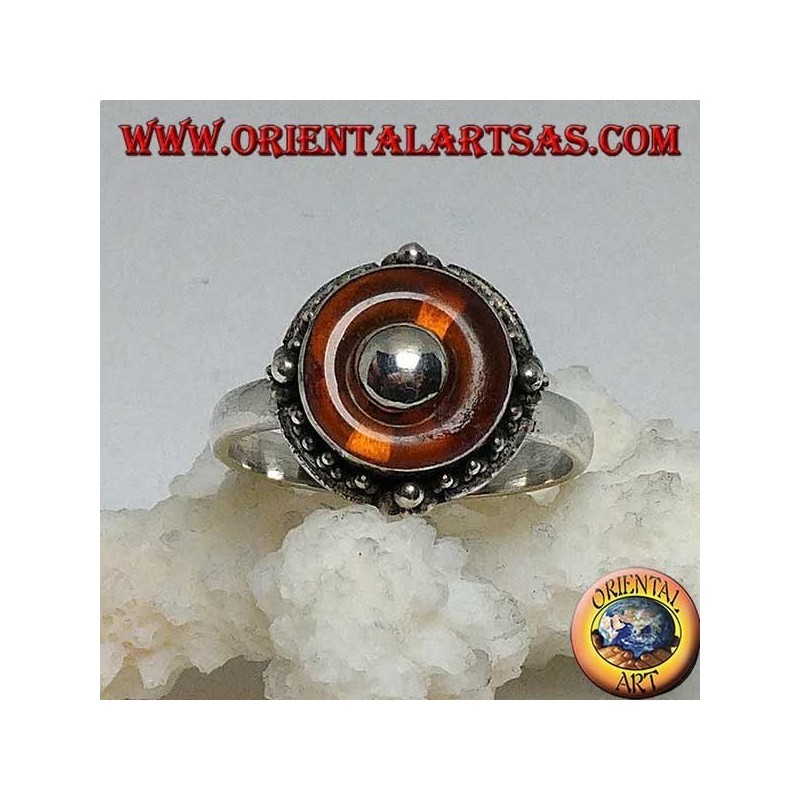 Anillo de plata con disco de ámbar natural y bola central.