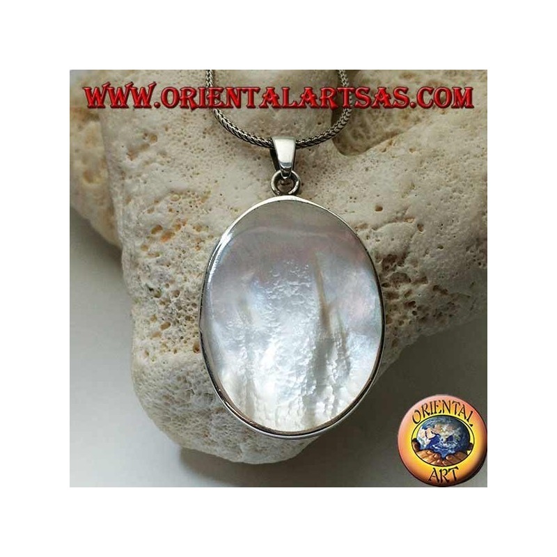 Colgante de plata con gran madre de perla ovalada en un marco lateral liso