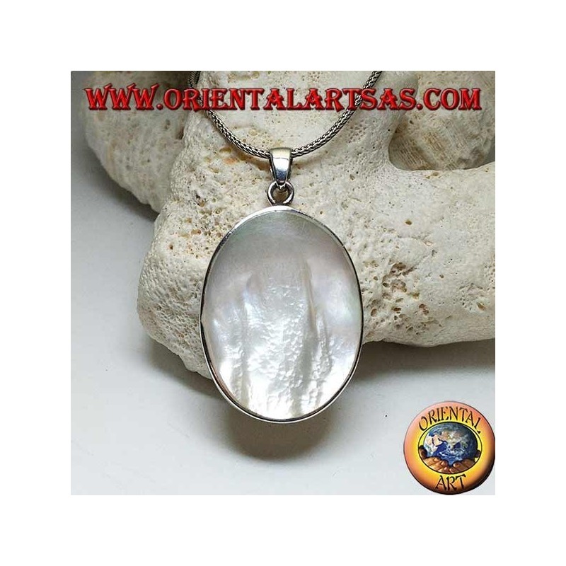 Pendentif en argent avec grande nacre ovale sur un cadre latéral lisse