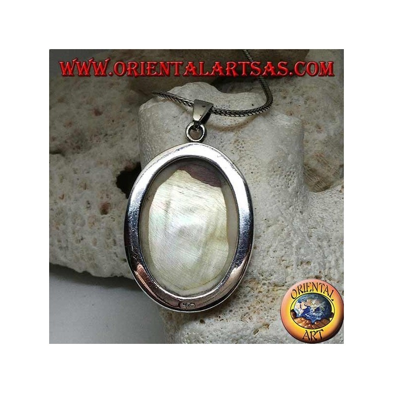 Pendentif en argent avec grande nacre ovale sur un cadre latéral lisse