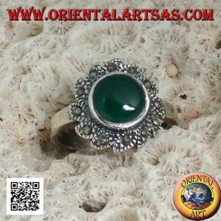 Anillo de plata con ágata verde redonda rodeada de marcasita dispuesta en vórtice