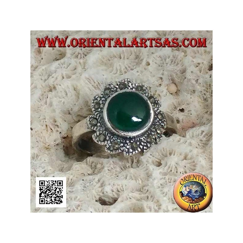 Anillo de plata con ágata verde redonda rodeada de marcasita dispuesta en vórtice