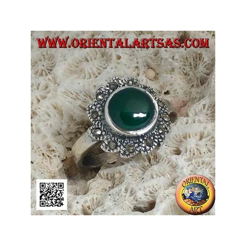 Anello in argento con agata verde tonda contornata da marcassite disposta a vortice