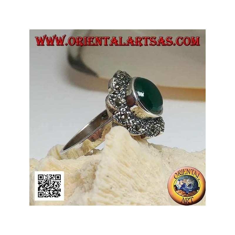 Anillo de plata con ágata verde redonda rodeada de marcasita dispuesta en vórtice