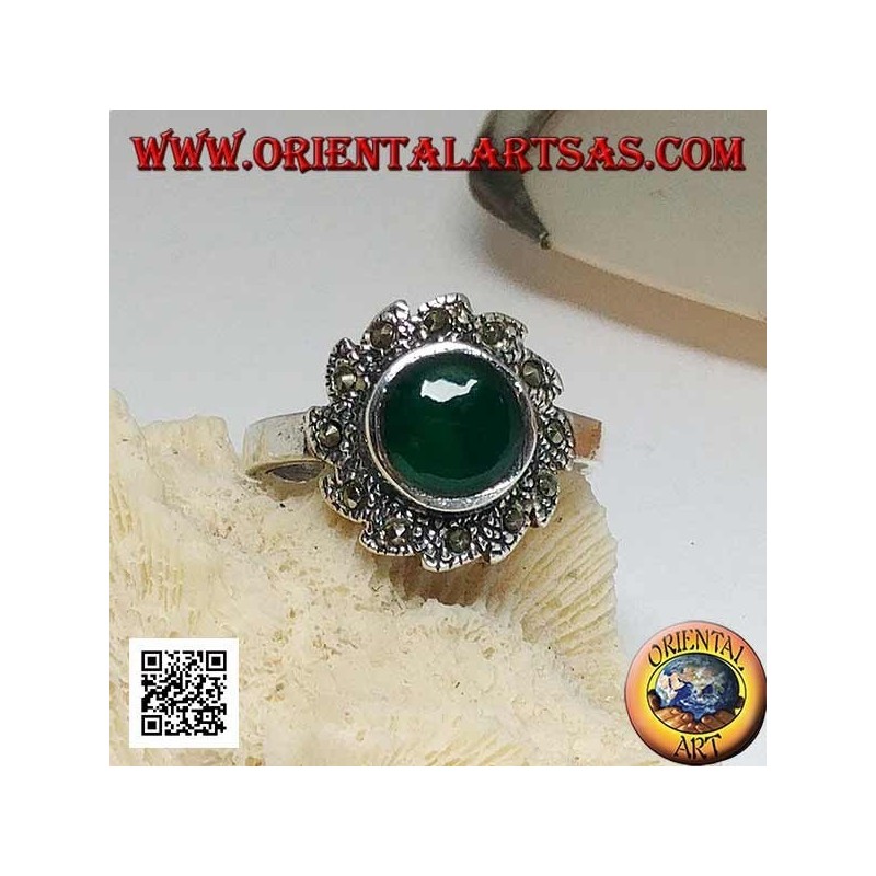 Anillo de plata con ágata verde redonda rodeada de marcasita dispuesta en vórtice