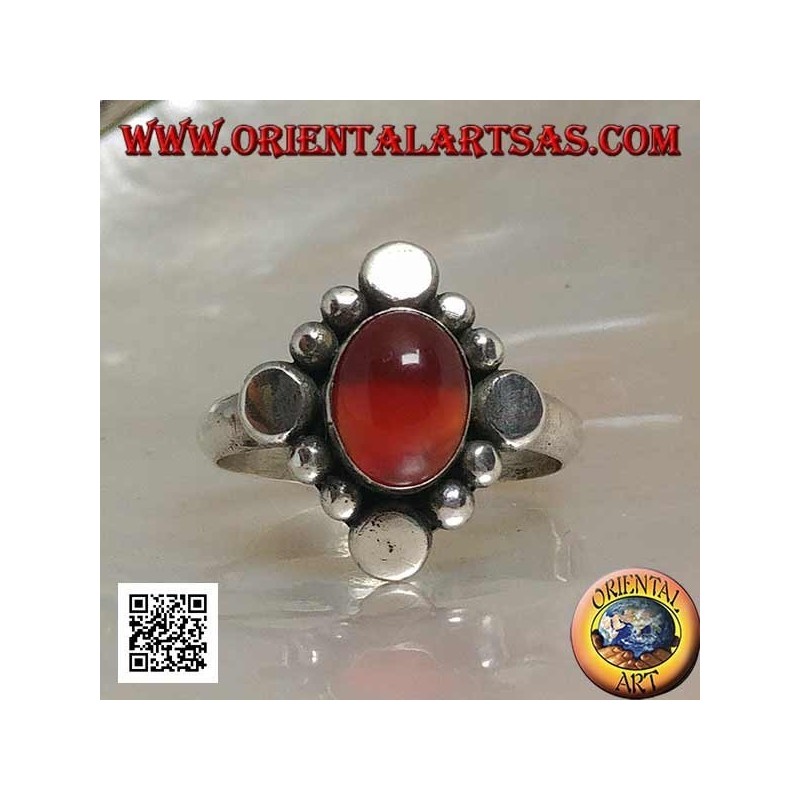 Anillo de plata con cornalina de cabujón ovalada rodeada de pernos y bolas alternas