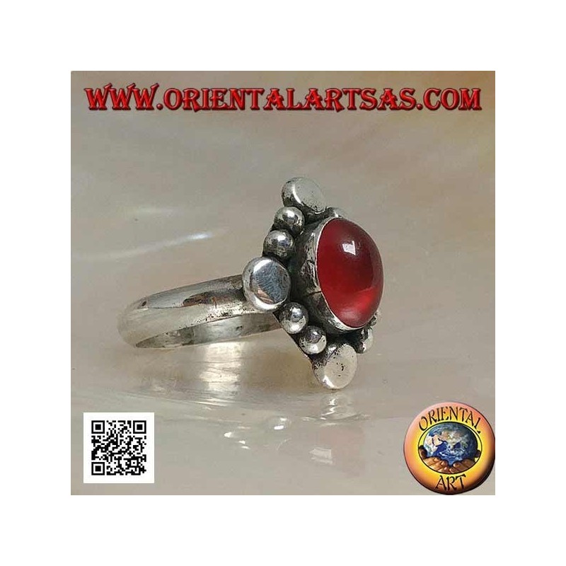 Anillo de plata con cornalina de cabujón ovalada rodeada de pernos y bolas alternas