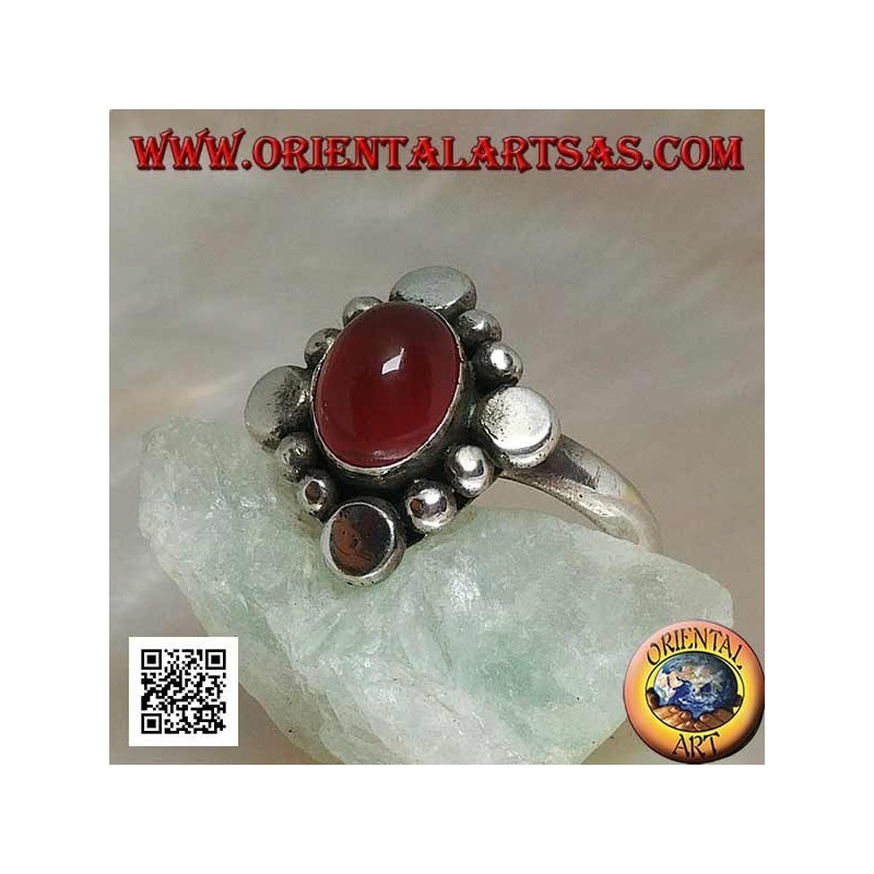 Anello in argento con corniola ovale cabochon contornata da borchie e palline alternate