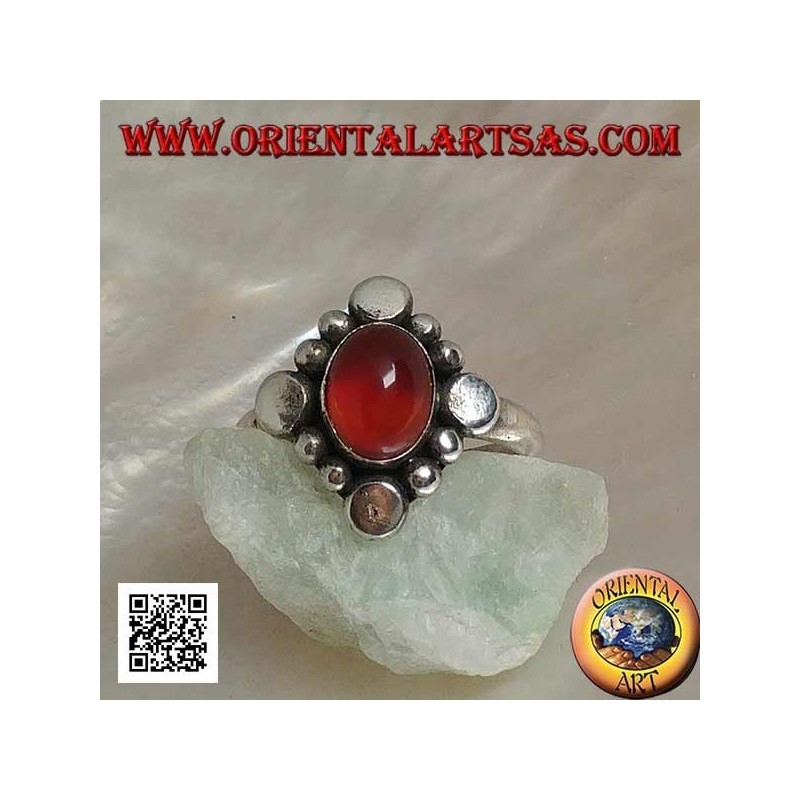 Bague en argent avec cornaline cabochon ovale entourée d'une alternance de clous et boules