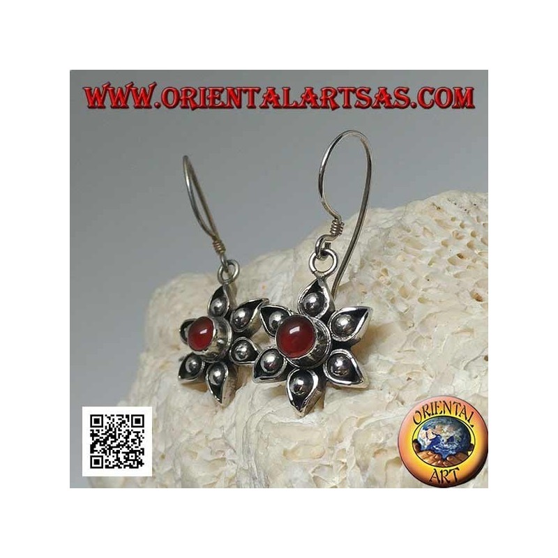 Pendientes de flores de plata con seis pétalos con cornalina central hecha a mano.