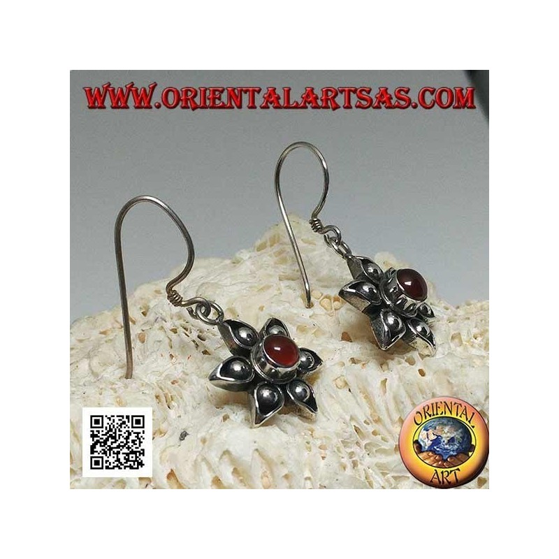 Pendientes de flores de plata con seis pétalos con cornalina central hecha a mano.